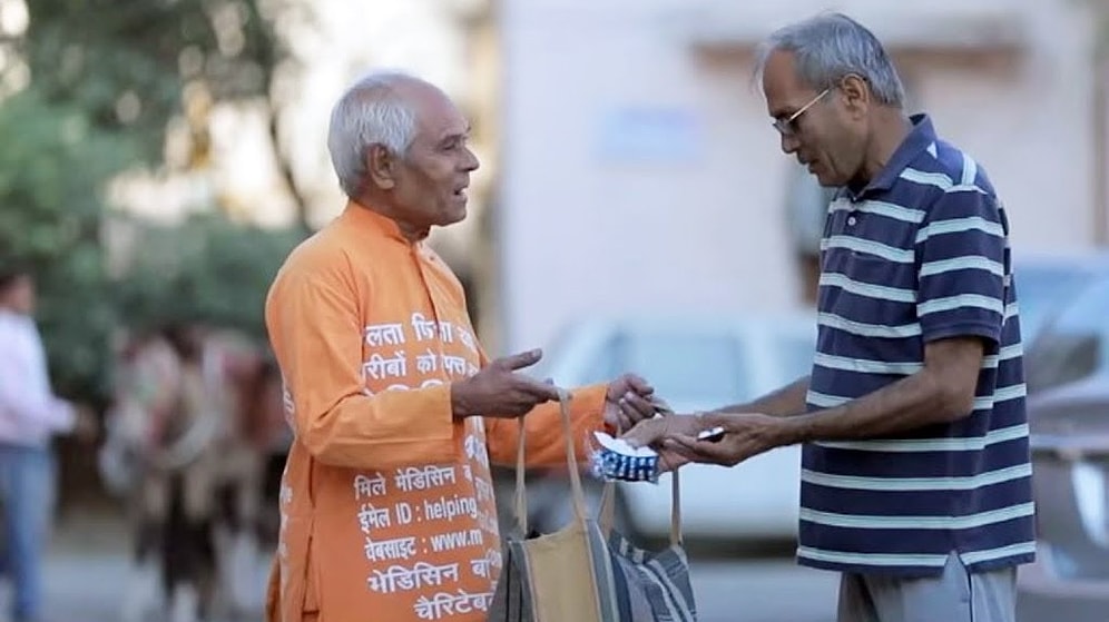 82-летний дедушка из Индии бесплатно раздаёт лекарства бедным