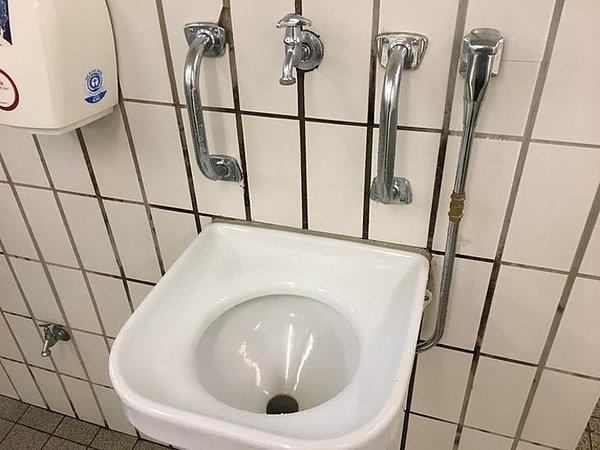 6. Almanya'da bu tip lavabolar görebilirsiniz. Çok fazla içen insanlar yapılmış.