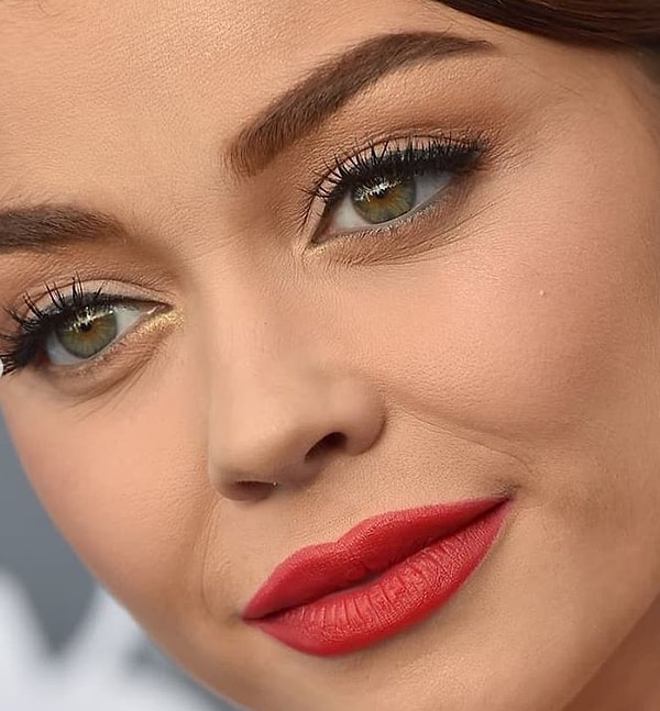 8. Сара Хайленд тоже относится к девушкам, которые предпочитают "выйти за контурок"