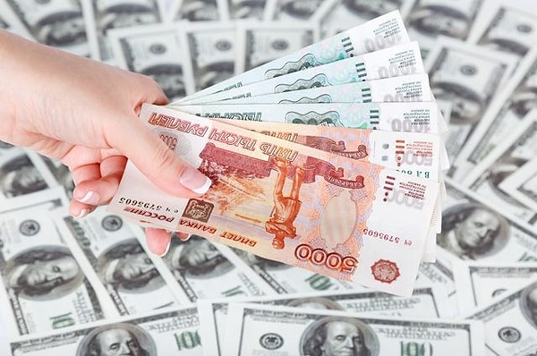 12. Долгое время до распада СССР доллар составлял: