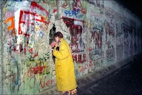 16. Berlin duvarının ardından sigara yaktırmak, 1989.