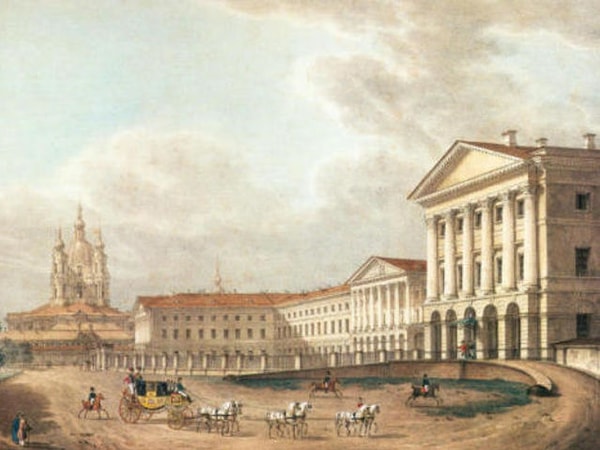 8. Изредка воспитанницы могли надеть зеленое платье. Когда?