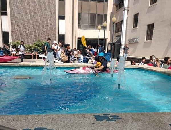 5. Нигде же не написано, что плавать на каноэ в фонтане запрещено 😜