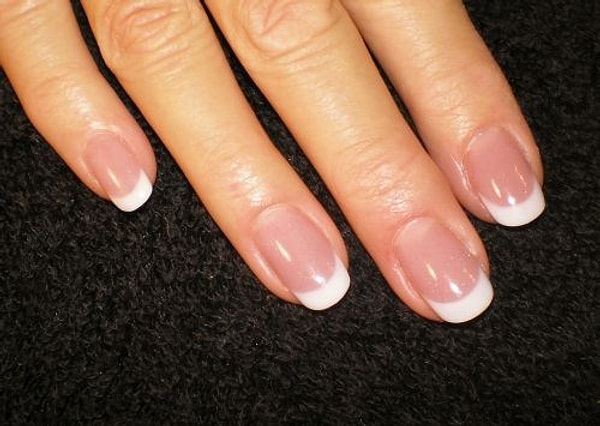 3. Со временем абсолютно все женщины стали делать этот вид маникюра, так френч и вышел из моды...