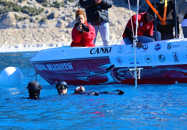 Milli sporcu Şahika, sudaki hazırlıklarının ardından 184 metre derinliğiyle Türkiye'nin en derin 3'üncü gölü olan Salda'da, tek nefeste tüpsüz ve paletsiz daldı.