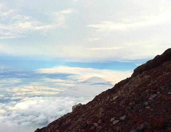 Bir diğer macerası ise, Fuji Dağı’na tırmanıp gündoğumunu izlemek olmuş.
