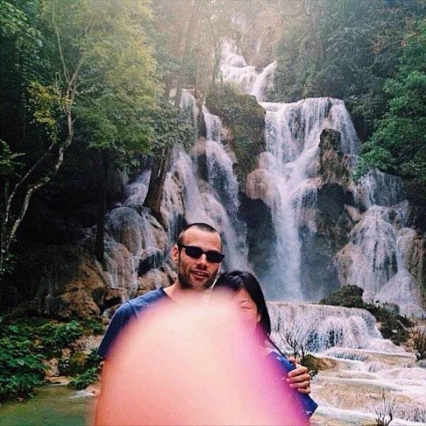 18. "Мы редко фотографируемся вместе во время совместных путешествий, но когда решаем сделать снимок на память, то всегда просим кого-нибудь помочь. Это лучший снимок из худших!"