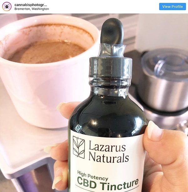 11. Ты всегда думаешь о своем большом пальце, выкладывая в Инстаграм фото, где ты что-то держишь в руках.