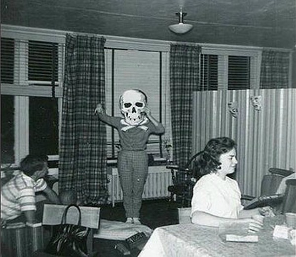 12. Ничего необычного. Просто скелет в центре комнаты