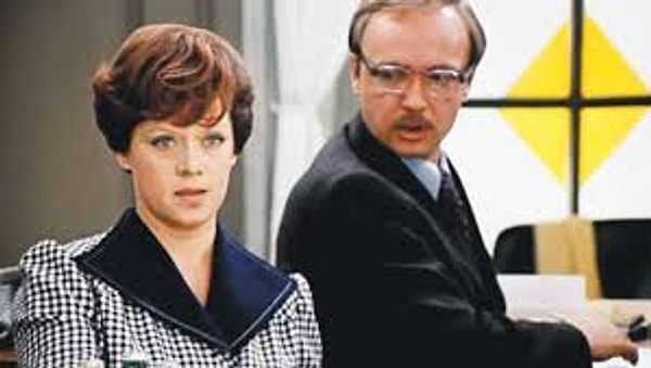 1. "Никого не будет в доме кроме сумерек. Один зимний день в дверном проеме незадернутых гардин".