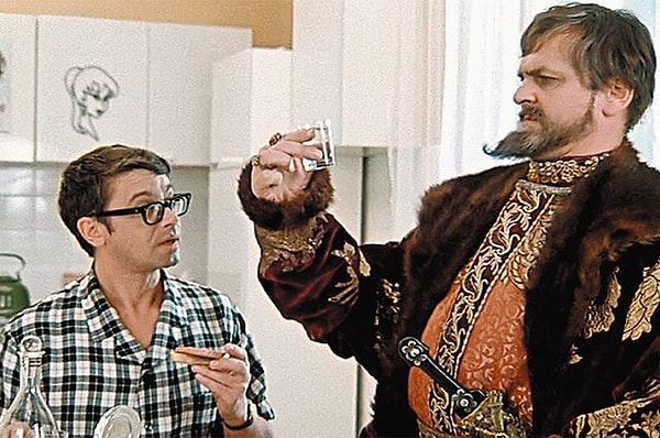 8. "Над лодкой белый парус распущу, пока не знаю с кем...".