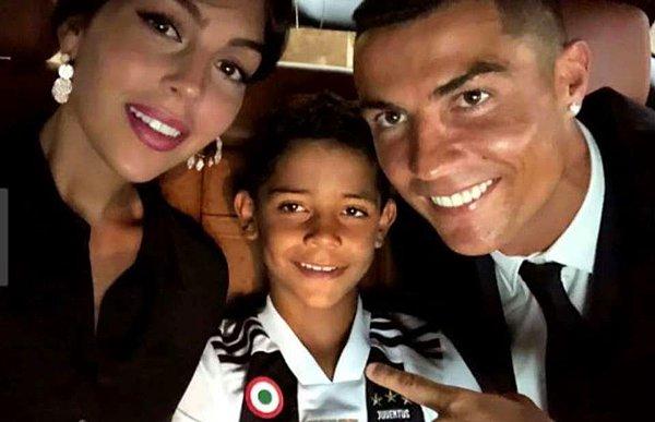 12. Bir diğer süperstar Cristiano Ronaldo'nun oğlunun ismi de Cristiano. Üstelik babasının forma giydiği Juventus'un genç takımının formasını terletiyor.