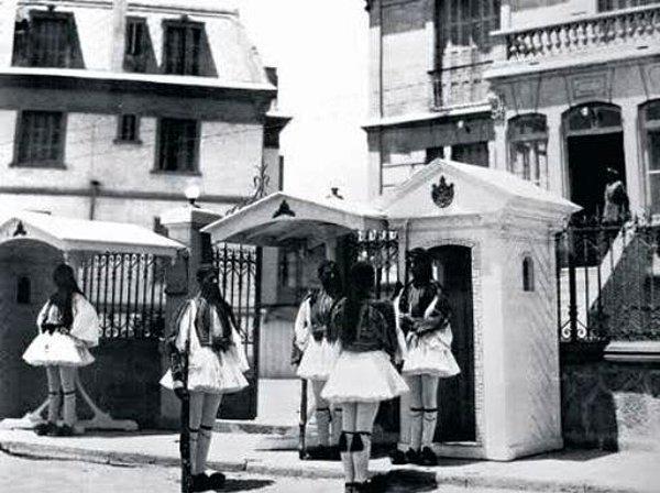 27. İzmir'deki Yunan karargâhından bir diğer fotoğraf.  (1919)