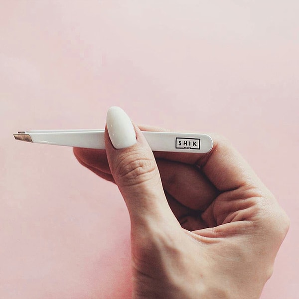 4. Выковыривает вросшие волосы после депиляции с разных частей тела, сворачиваясь в три погибели