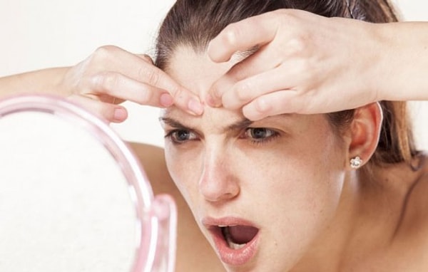 9. Давит прыщи с целью сделать кожу чище, а с утра выливает полбанки тонального крема на лицо, чтобы замазать все новые воспаления