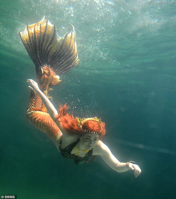 По словам девушки, костюм позволяет ей изящно и быстро плавать.