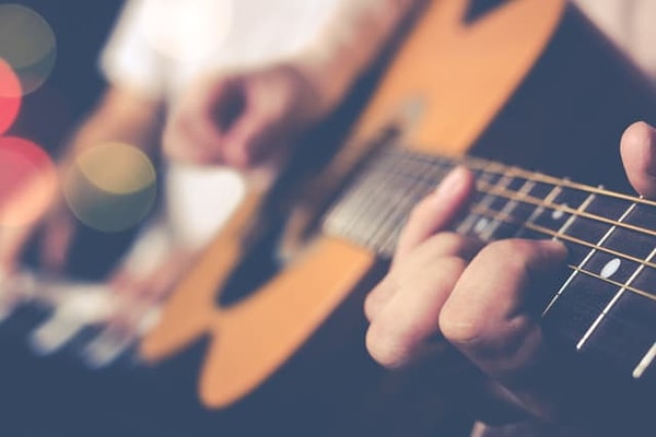 5. К какой группе музыкальных инструментов принадлежит гитара?