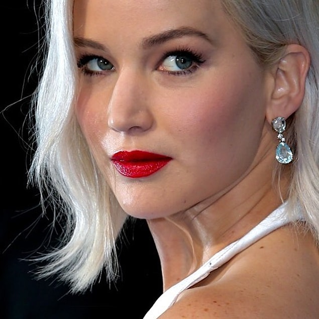 1. Bakışları ve dudaklarıyla altüst ettiren Jennifer Lawrence.