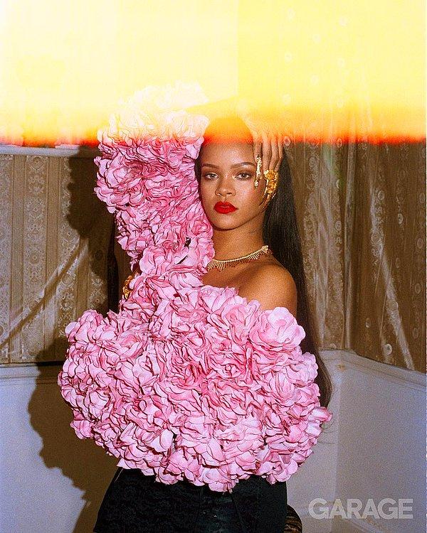 12. Rihanna kıpırdamadan dursa da güzel, kırmızı ruja gerek yok.