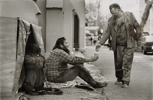6. Понятие, обозначающее промежуточность, «пограничность» положения человека между какими-либо социальными группами, что накладывает определённый отпечаток на его психику: