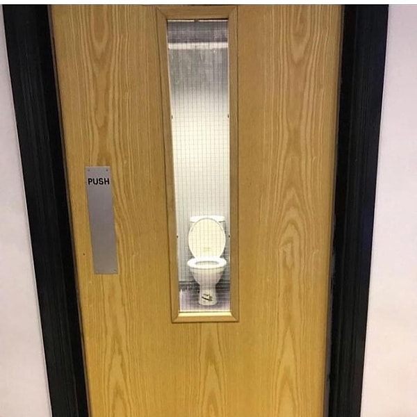 6. Туалет на то и общественный, чтобы вам не было что скрывать