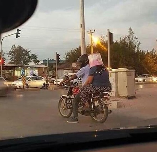 3. Ведро вместо каски! И пускай ничего не видно, зато голова в безопасности!