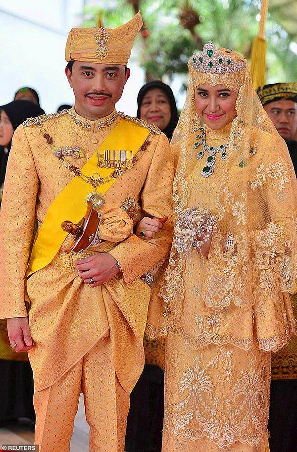 5. Brunei: Brunei Darussalam Prensi Abdul Malik ve gelin Dayangku Raabi'atul Adawiyyah Pengiran Haji Bolkiah, 2015'teki düğün günlerinde uyumlu altın rengi kıyafetler giymişlerdi. Değerli taşlarla süslenmiş kıyafetlerinin yanında gelin zümrüt ve pırlantalardan oluşan bir taç ile uyumlu bir kolye taktı.