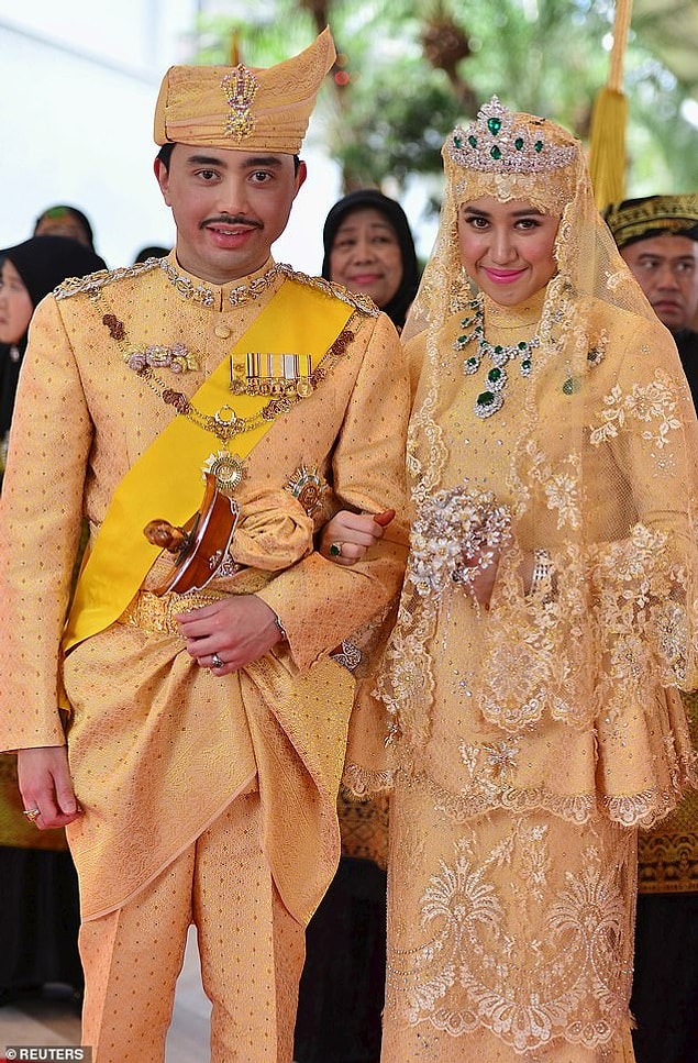 5. Brunei: Brunei Darussalam Prensi Abdul Malik ve gelin Dayangku Raabi'atul Adawiyyah Pengiran Haji Bolkiah, 2015'teki düğün günlerinde uyumlu altın rengi kıyafetler giymişlerdi. Değerli taşlarla süslenmiş kıyafetlerinin yanında gelin zümrüt ve pırlantalardan oluşan bir taç ile uyumlu bir kolye taktı.