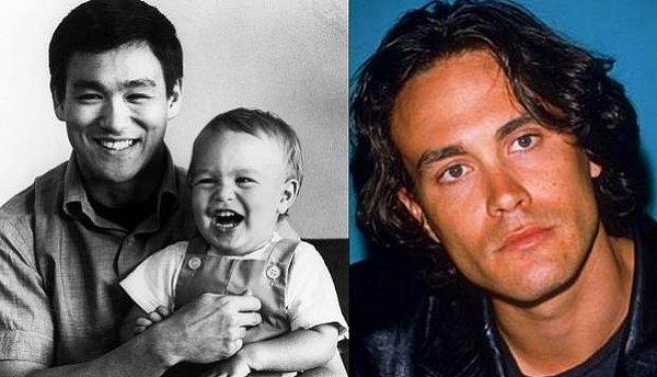 4. Bruce Lee’nin oğlu Brandon Lee, babasının başrolünde olduğu “Game of Death” filminin senaryosunun neredeyse birebir aynısı şekilde hayatını kaybetti.