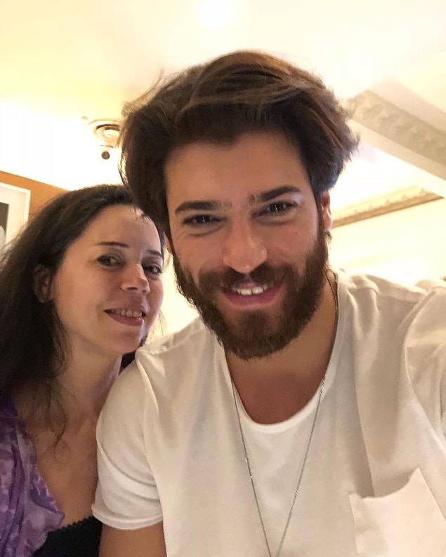Güldem Hanım'ın edebiyat mezunu olduğunu ve uzun yıllar büyük bir holdingde yönetici asistanlığı yaptığını öğrendik.