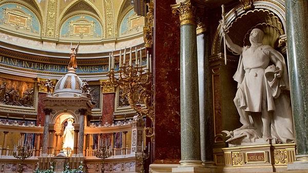 Bazilikanın inşasına 1851'de başlanmış ve tamamlanması tam 50 yıl sürmüş. St. Stephen başlı başına rönesans sanatının muhteşem bir örneği...