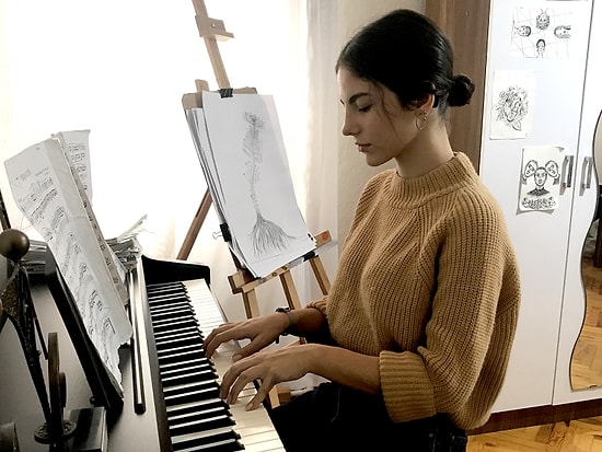 Festivallerden Ödülle Döndü: Ceyda Selvi, Biyonik Kulağı ve Piyanosuyla İşitme Engeline Meydan Okuyor