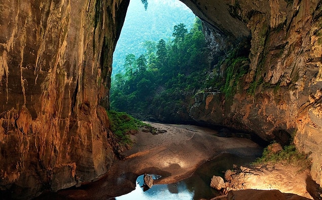 Vietnam'daki Hang Son Doong yaklaşık 152.4 metre derinliğindedir. İçinde yağmurlu zamanlarda bazı kısımların sel altında kalmasına neden olan bir nehir bulunmaktadır. İçeride bitkiler ve ağaçlar da vardır.