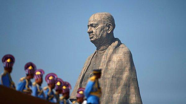 Sardar Vallabhbhai Patel'in ülkesine olan katkıları ve Hindistan halkına ilham kaynağı olduğu için, Gujarat eyaletinde inşa edilen 182 metrelik dünyanın en uzun heykeli törenle açıldı.