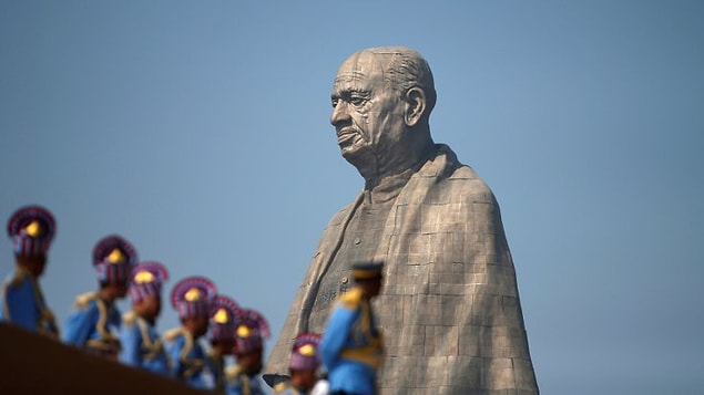 Sardar Vallabhbhai Patel'in ülkesine olan katkıları ve Hindistan halkına ilham kaynağı olduğu için, Gujarat eyaletinde inşa edilen 182 metrelik dünyanın en uzun heykeli törenle açıldı.