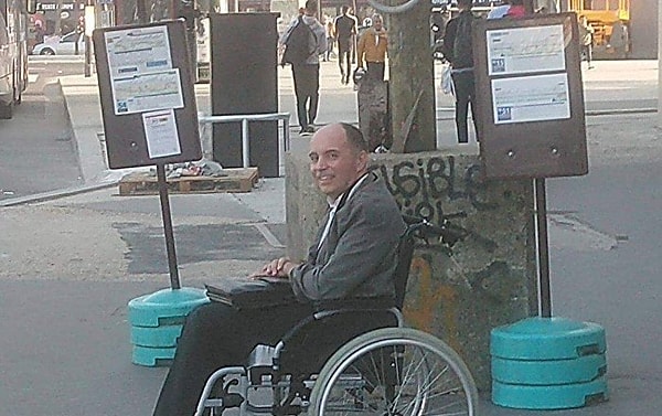 В тот день Франсуа попытался разместиться в автобусе, но пассажиры не пожелали освободить для него место.