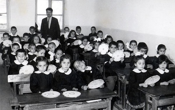 1944’te Hasanoğlan Köy Enstitüsü’nü, 1956’da Gazi Eğitim Fakültesi Pedagoji Bölümü’nü bitirdi.