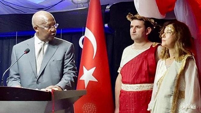 Cumhuriyet Resepsiyonunda Antik Yunan Dönemi Kostümü Giydi: Türkiye'nin Uganda Büyükelçisi Geri Çağrıldı