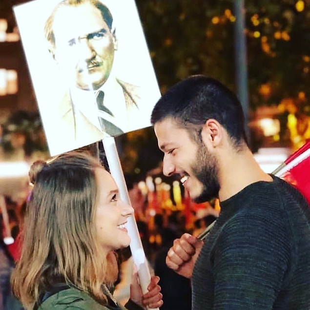 3. Neyse... Bu karanlık gündemleri biraz pozitif ve aşk dolu haberlerle dağıtalım. Bu haftanın başında sosyal medyanın yıldızı belliydi: