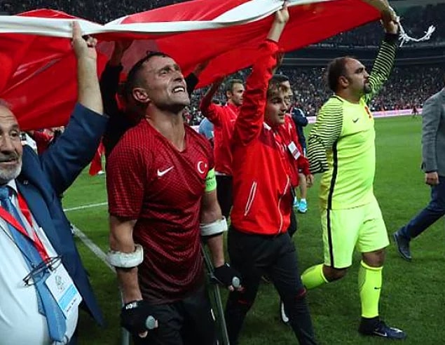 Futbolcu olmak isteyen Çakmak, ailesi için daha fazla para kazanmak umuduyla Rusya'ya gitmek zorunda kaldı. Dönüşte ise vatani görevini tamamlamaya gitti.