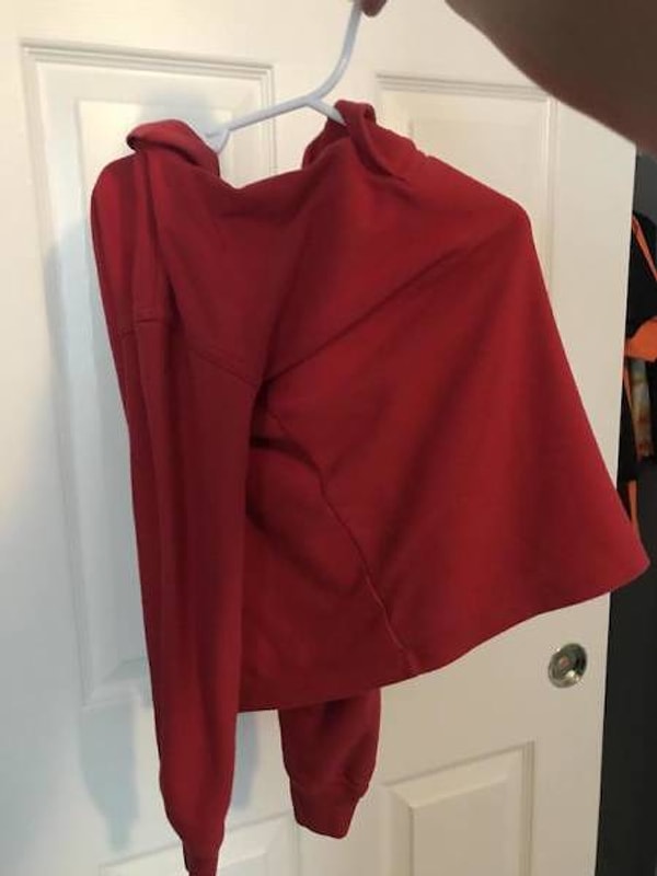 12. "Так муж повесил водолазку сына на вешалку"