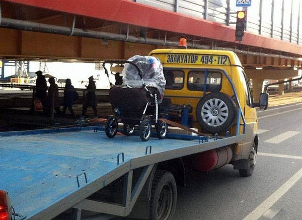 9. Уже и коляски за неправильную парковку забирать начали 😱