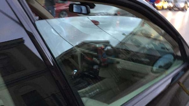 Kaza yapan otomobilin ön kısmında bira kutusunun yer alması da dikkat çekti.