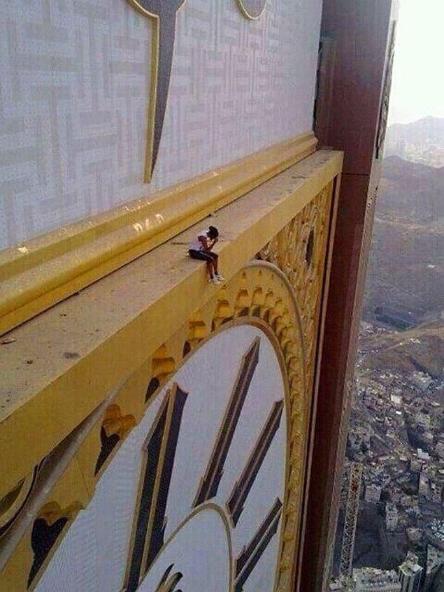 2. Mekke'deki bu saat kulesinde oturan minicik bir insan: