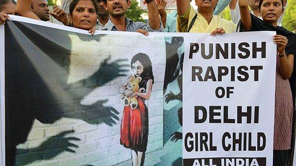 Hindistan'da bu yıl değiştirilen yasalar, 12 yaşından küçük çocuklara tecavüz edenlere idam cezası verilmesine olanak tanımıştı.