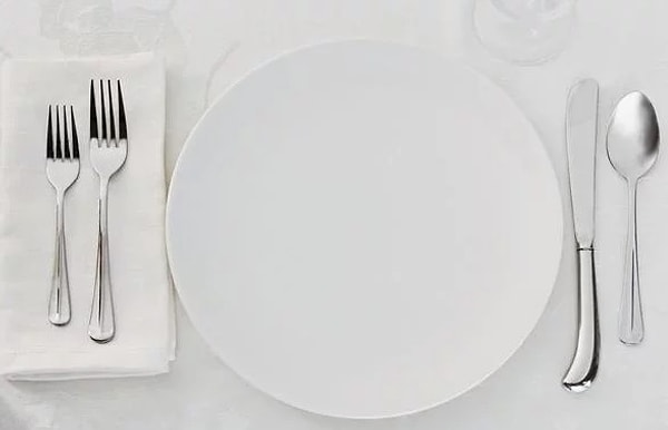 11. Салатная вилка кладется от тарелки дальше, чем столовая вилка.