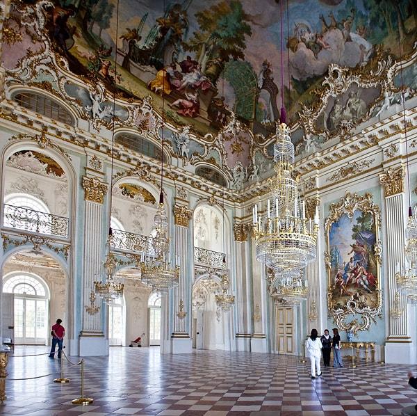 Sarayın inşasına 1664 yılında başlanmış. Bu güzelliği çizimden gerçeğe dönüştüren ise İtalyan mimar Agostino Barelli...
