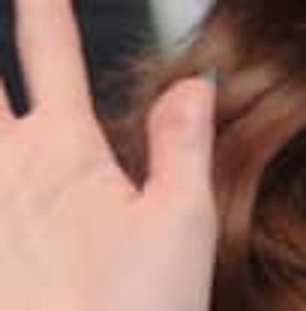 1. Megan Fox'un baş parmakları ile aynı baş parmaklarına sahip olmanın haklı gururunu yaşamak: