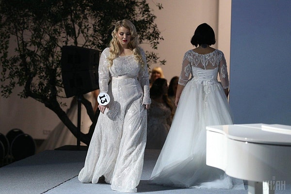 Модели прошлись по подиуму в свадебных платьях.