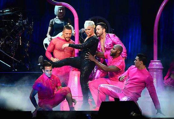 7. RTÜK'ün, Pink klibindeki "homoseksüel dans figürleri" yüzünden Bursa televizyonuna ceza kesmesi.